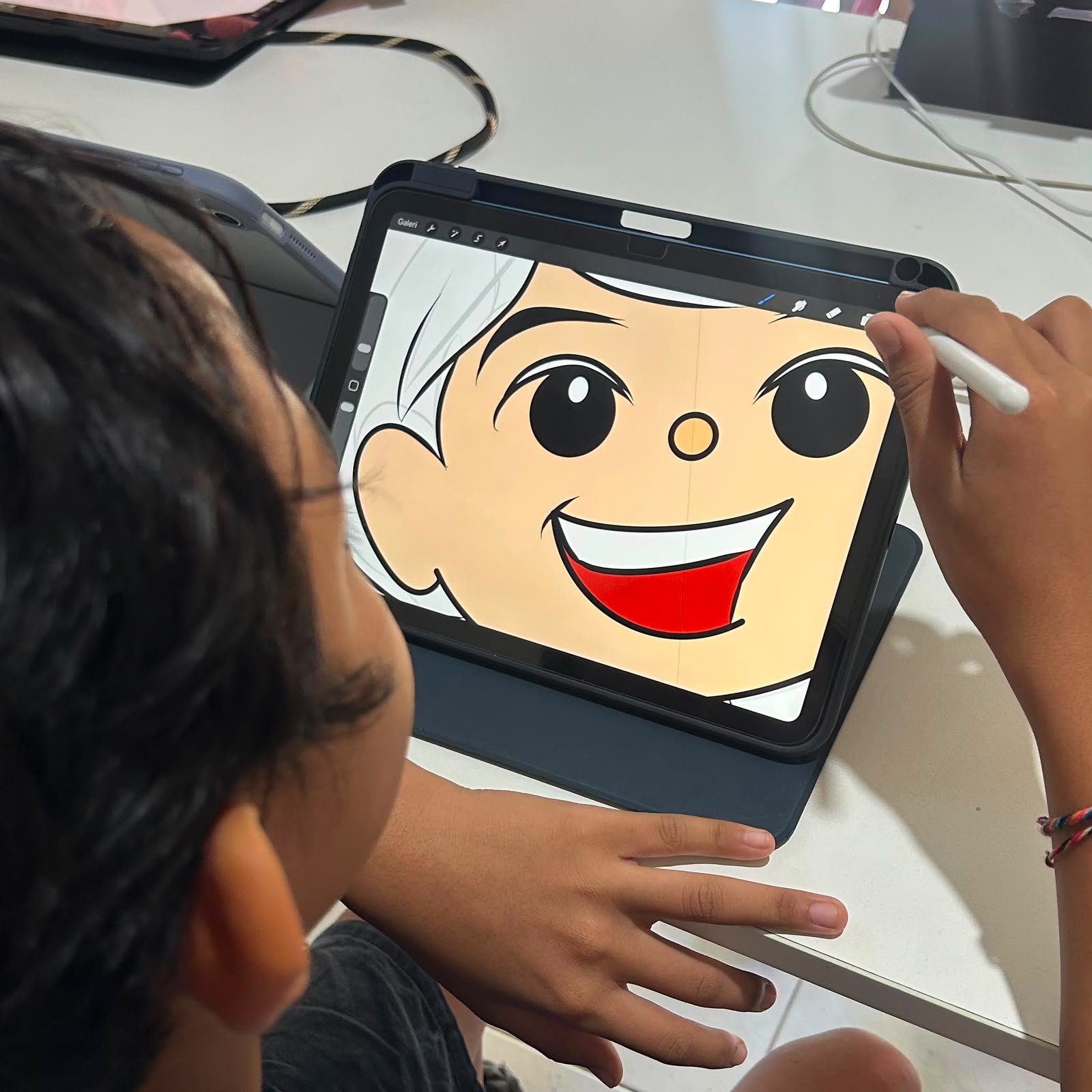 Anak belajar sambil membuat karya di Imajireka Akademi